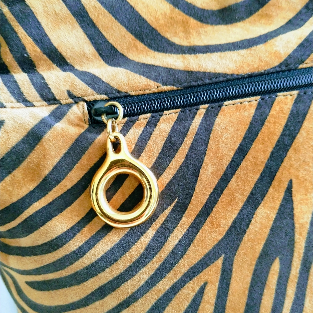 L.J.S Collection Drawstring Crossbody Bag - Picture 10 of 13